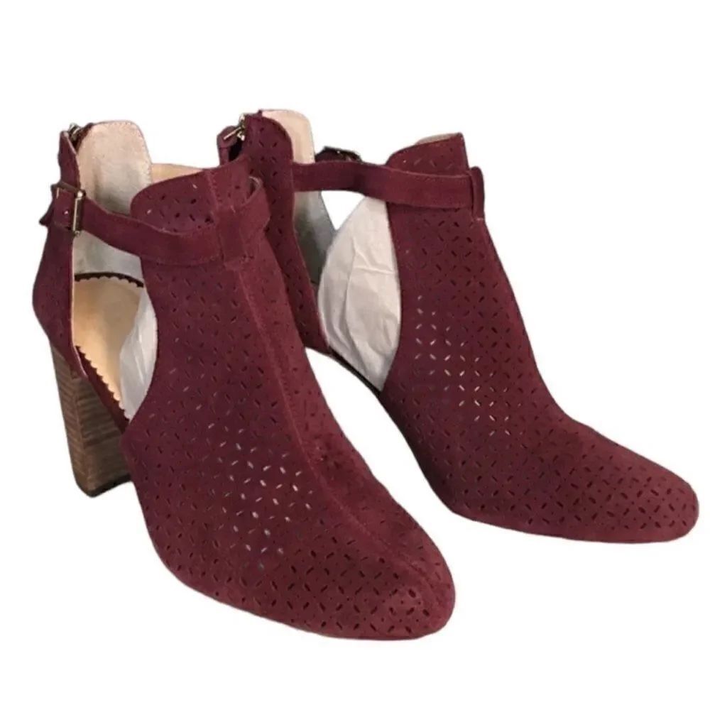 Crown Ivy Perforated Leather Burgundy
Bootie(Size 9M)